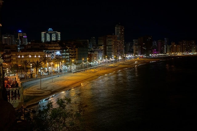 Benidorm de noche - Banco de imágenes