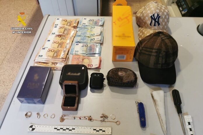 Detenidos en Calpe dos fugitivos buscados por homicidio y robo