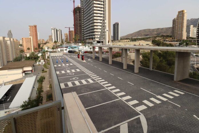 Benidorm licita la instalación de placas solares en el parking de Poniente