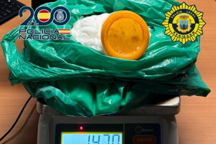 Detenido en Benidorm con casi kilo y medio de cocaína tras ignorar un control policial mientras hacía una videollamada