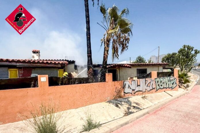 Un fuego en Villajoyosa afecta a una vivienda de madera tras iniciarse en una palmera
