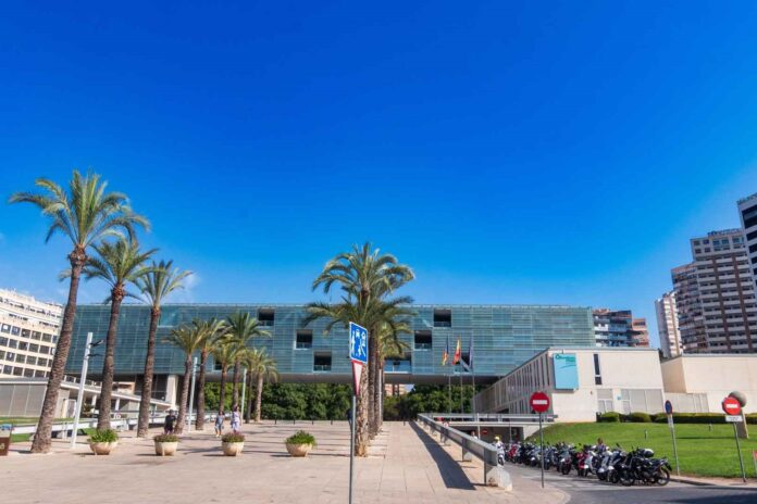 El PSOE de Benidorm cuestiona la gestión de contratos menores en 2024 y el PP defiende su legalidad