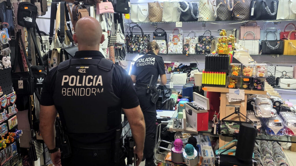 La Policía Local de Benidorm interviene más de 3.000 artículos falsificados en 9 establecimientos - Ayuntamiento de Benidorm