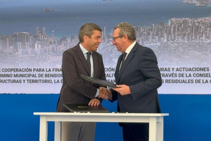 Carlos Mazón, president de la Generalitat Valenciana, junto a Toni Pérez, alcalde de Benidorm y presidente de la Diputación de Alicante