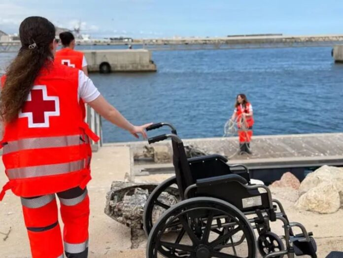 Rescate de una patera con 19 integrantes en Villajoyosa por Cruz Roja - Europa Press