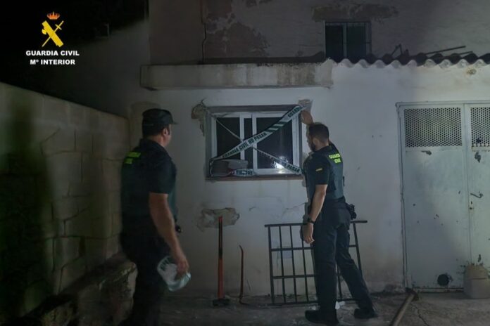 Rescatada una mujer de 36 años por la Guardia Civil durante un incendio en Altea
