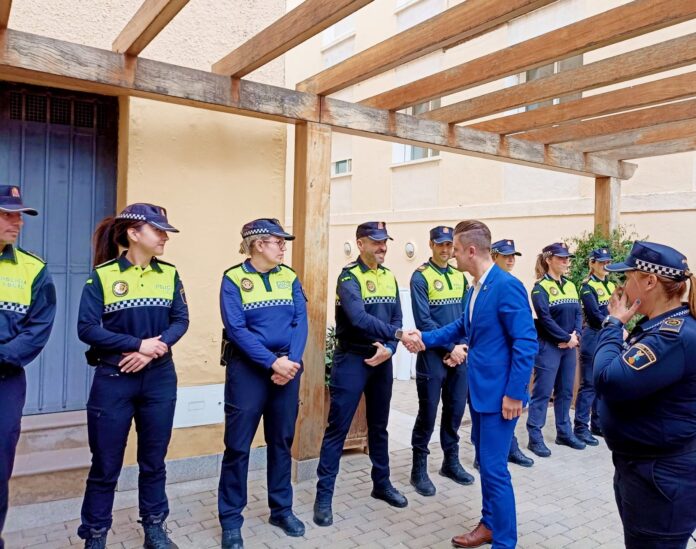 Policía Local de Polop de la Marina junto al concejal de Recursos Humanos, Sergio Pastor - PSPV-PSOE Polop de la Marina