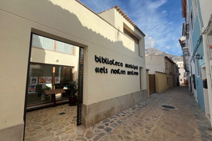 Finestrat abre las páginas de la imaginación en el Día de las Bibliotecas