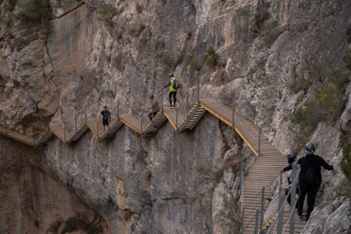 Relleu avanza en su gran proyecto turístico con la ampliación de la pasarela del Amadorio