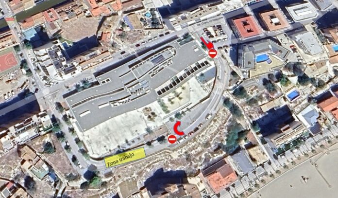 Villajoyosa corta la calle Ibiza por los trabajos del ascensor que mejorará la accesibilidad a la playa Centro