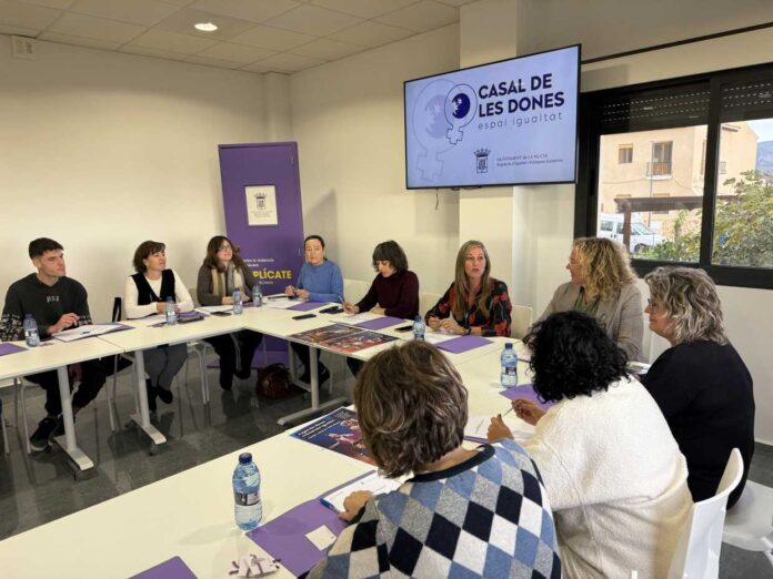 La Marina Baixa apuesta por la igualdad en Navidad: campaña “Jugando libres, creciendo juntos”