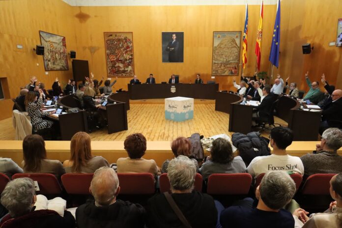 Benidorm rinde homenaje a tres figuras locales y aprueba la prórroga de servicios municipales