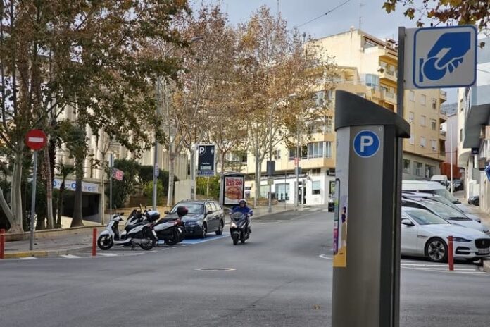 Calpe pone en marcha su renovada zona azul con más plazas y facilidades de pago