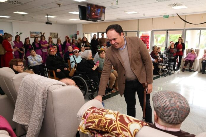 Pérez Llorca visita la residencia Santa Marta de Villajoyosa y traslada sus felicitaciones navideñas a los residentes