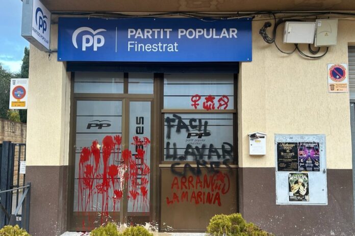 La sede del PP en Finestrat sufre un ataque vandálico con pintadas y pintura roja