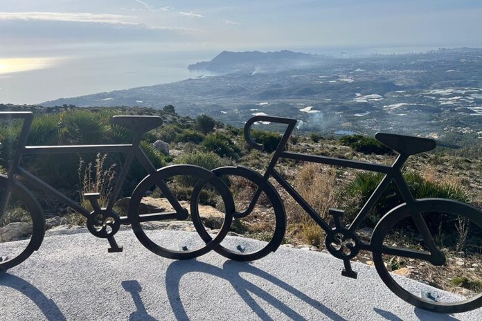 Arte y ciclismo se unen en la Sierra Bernia con una escultura dedicada a la Vuelta Valenciana