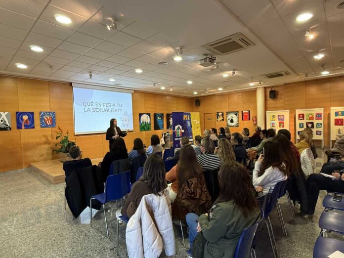 La Nucía pone en marcha su Escuela de Familias con sesión sobre comunicación y emociones