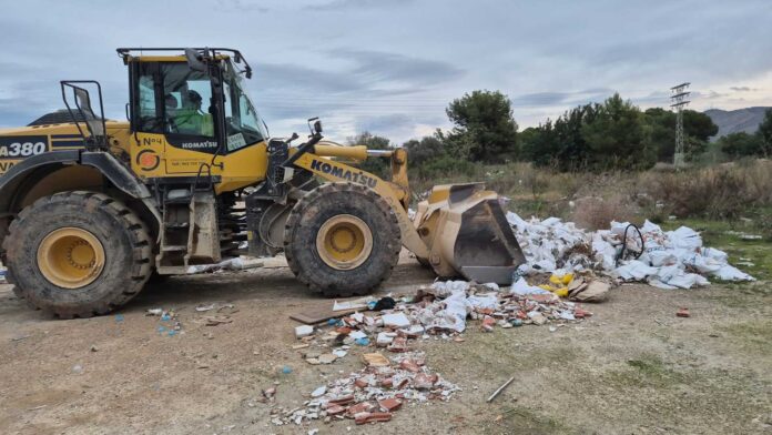 Benidorm inicia la retirada de escombros y enseres para concienciar sobre el uso del ecoparque