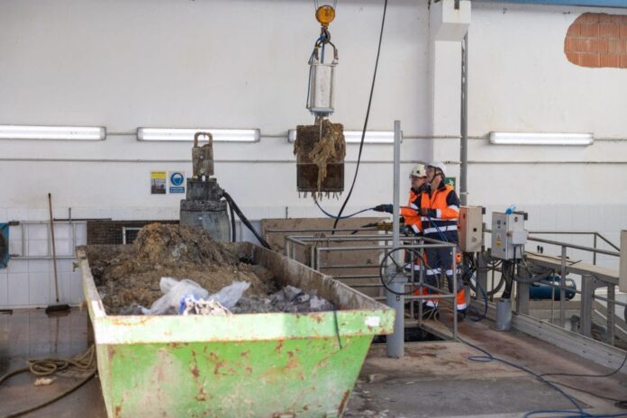 L’Alfàs alerta: 105 toneladas de residuos no orgánicos extraídos del saneamiento en un año