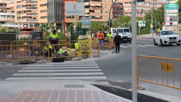 Benidorm adapta la avenida Alfonso Puchades con pavimento podotáctil y cruces seguros