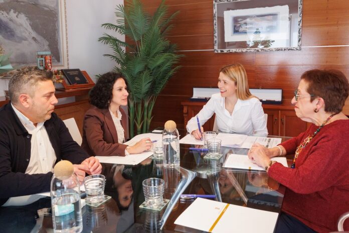 Finestrat sitúa el Centro de Día como prioridad en la visita de la conselleria Elena Albalat