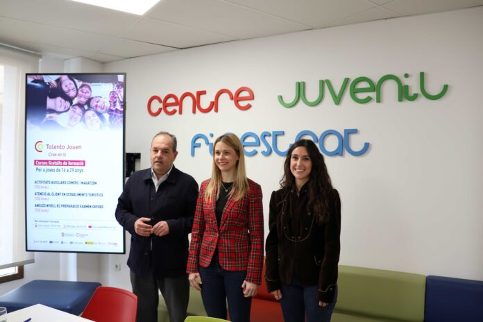 Finestrat impulsa el empleo juvenil con tres cursos gratuitos en comercio, turismo e inglés