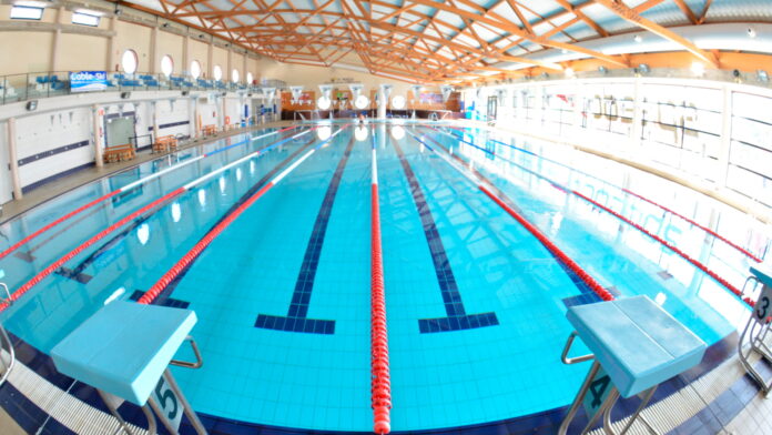 La Nucía firma el contrato de gestión de la Piscina Climatizada Camilo Cano con Emtesport