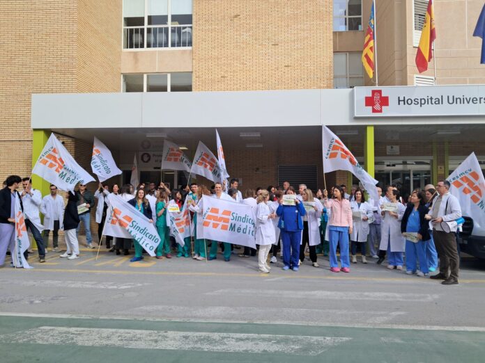 Los médicos del Hospital Marina Baixa se suman a la huelga nacional para reclamar cambios en sus condiciones laborales