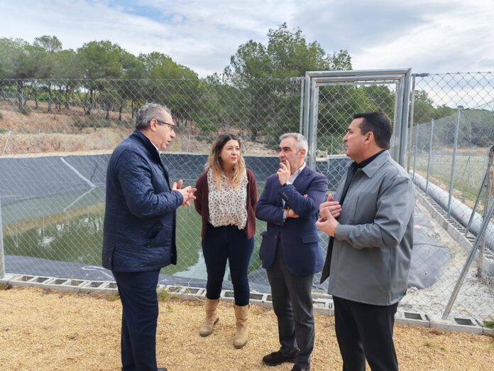 El conseller Miguel Barrachina visita La Nucía y comprueba la fase final del nuevo pozo de Rotes
