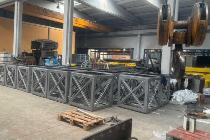Benidorm avanza en la restauración de las columnas ‘Andrea’ del Paseo Marítimo de Levante