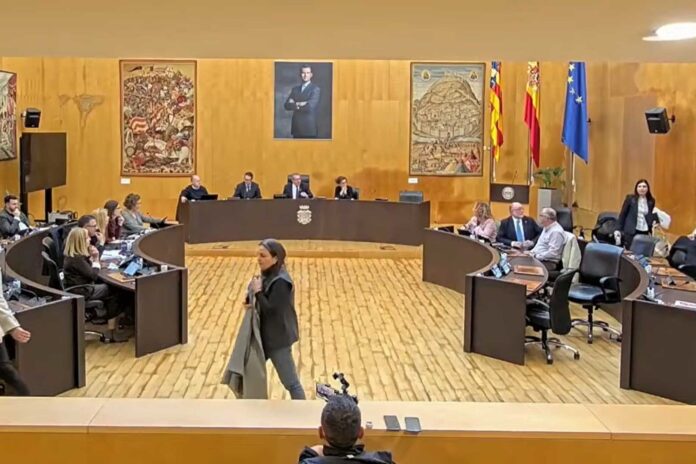 El PSOE de Benidorm anuncia posibles acciones legales tras la disputa con el PP en pleno municipal