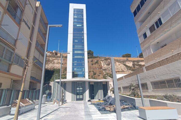 Villajoyosa abrirá el ascensor de conexión entre la playa Centro y Barberes Sur para Semana Santa