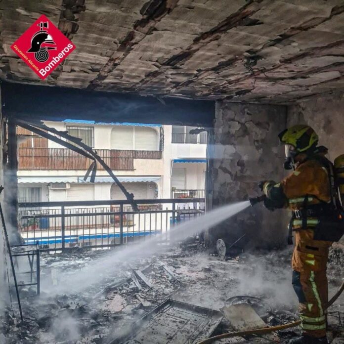 Evacuado un edificio en Altea tras incendiarse un piso por una vela encendida