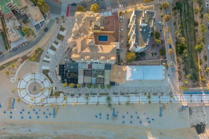 L’Alfàs del Pi mejora la accesibilidad del Paseo de las Estrellas con nuevos aseos