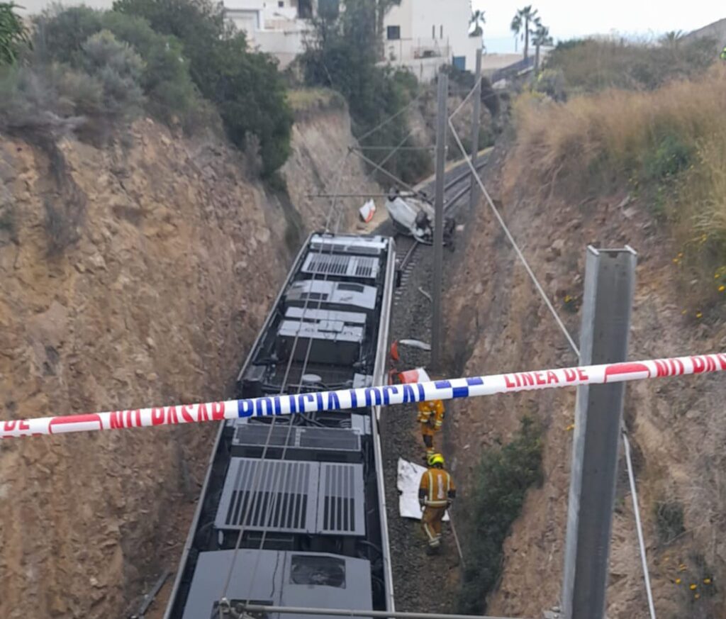 Un coche cae desde un puente y deja sin servicio un tramo de la Línea 1 del TRAM d'Alacant/Radio Sirena Cope