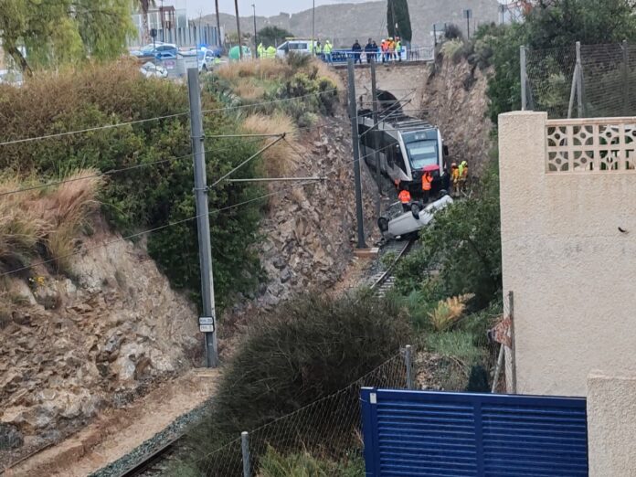 Un coche cae desde un puente y deja sin servicio un tramo de la Línea 1 del TRAM d'Alacant/Radio Sirena Cope