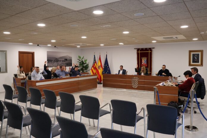 Finestrat aprueba 4,4 millones para climatizar colegios, mejorar infraestructuras y reforzar ayudas sociales