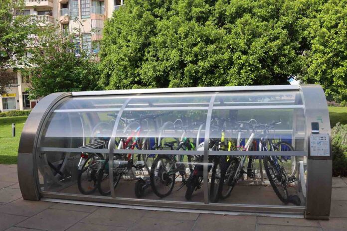 La red de aparcabicis de Benidorm crece con 13 nuevas instalaciones tecnológicas