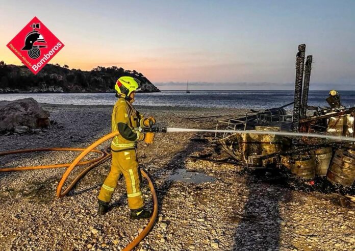 Un incendio arrasa un chiringuito en Altea durante la madrugada