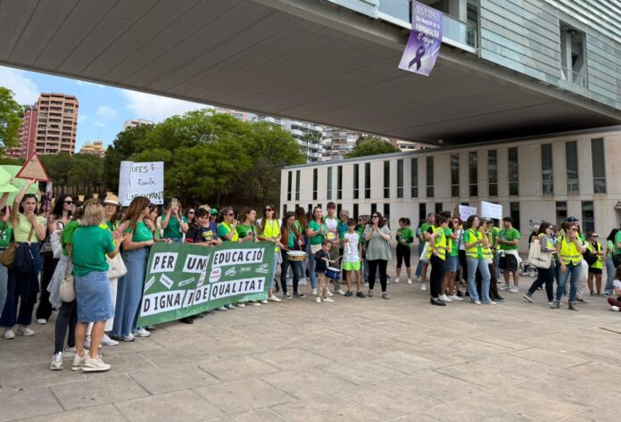 La obra, dirigida por Ana Isabel Vicente y tras ocho meses de ensayos, cuenta con la participación de doce actores y actrices del grupo “La Casilla”,