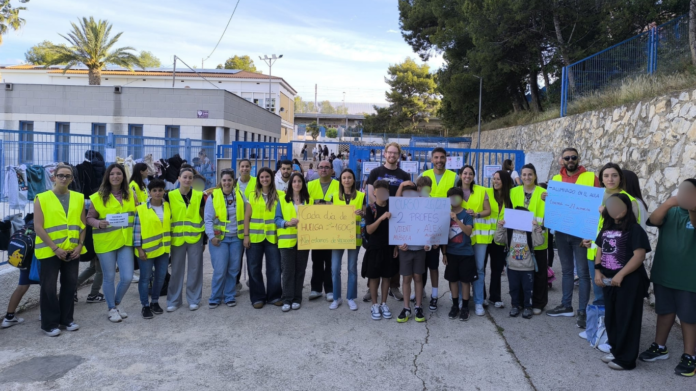 Profesores de Benidorm se concentran a las puertas de los colegios/Radio Sirena Cope