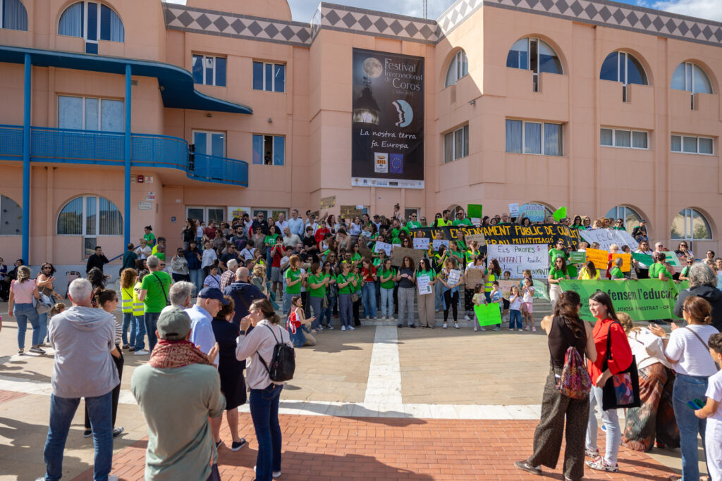 Más de 300 personas se concentran en l’Alfàs del Pi en defensa de la escuela pública/Ayuntamiento l'Alfàs del Pi