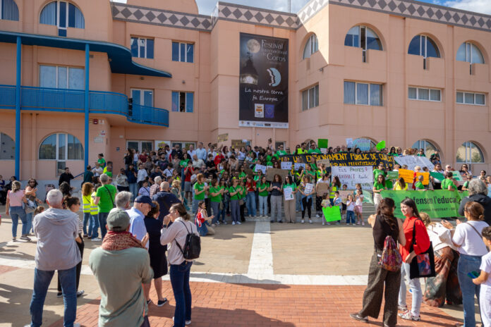 Más de 300 personas se concentran en l’Alfàs del Pi en defensa de la escuela pública/Ayuntamiento l'Alfàs del Pi
