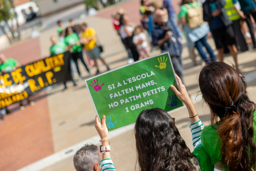 Más de 300 personas se concentran en l’Alfàs del Pi en defensa de la escuela pública/Ayuntamiento l'Alfàs del Pi