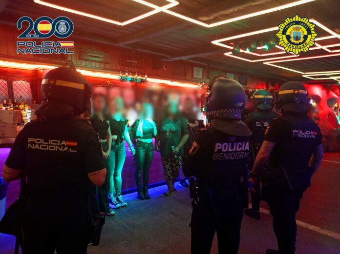 Se intensifican las inspecciones en locales de ocio de la conocida «zona inglesa» de Benidorm/Policia Nacional