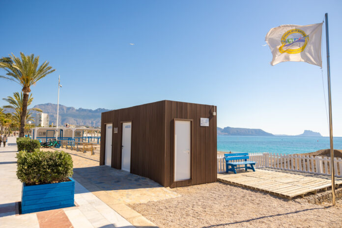La Playa del Racó de l’Albir estrena aseos accesibles y mejora su frente litoral
