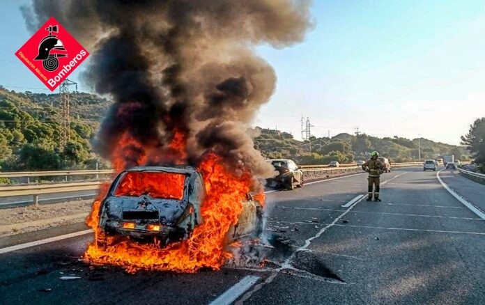 Un coche arde en la AP-7 tras un choque múltiple con cuatro vehículos en Villajoyosa