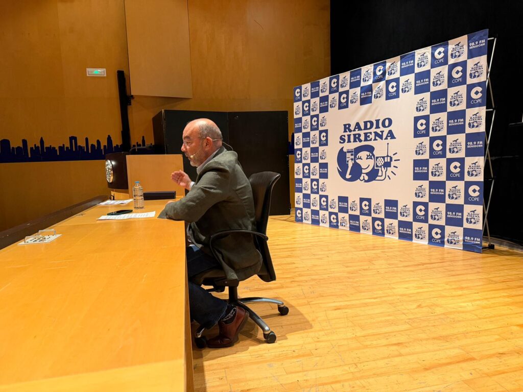 Ángel Expósito durante la conferencia del Club de Opinión en Benidorm 