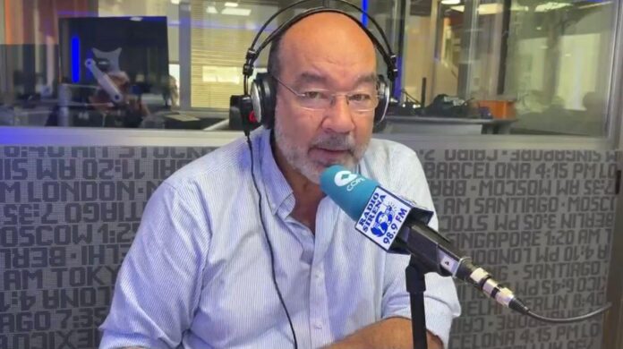 Ángel Expósito durante La Linterna desde los estudios Cira Valle de Radio Sirena Cope