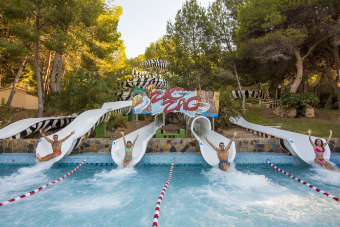 Aqualandia vuelve a lanzarse al agua con la inauguración de su nueva temporada